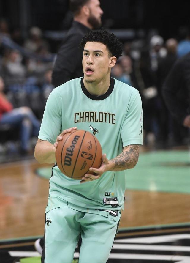 夏洛特黄蜂发布备战花絮，加时末段更衣室发声，NBA季后赛任务艰巨，赛程密集仍需轮换的简单介绍