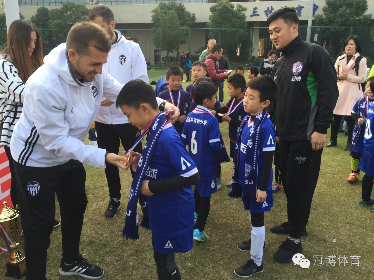  今晚体能课后，瓦伦西亚临场应变备战NBA常规赛，悬念犹存，医务组通报恢复