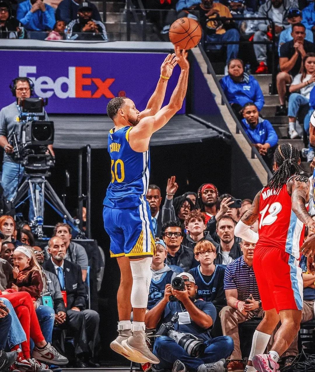 库里连续十五场比赛得分超过爆冷，美国队挑战极限！的简单介绍